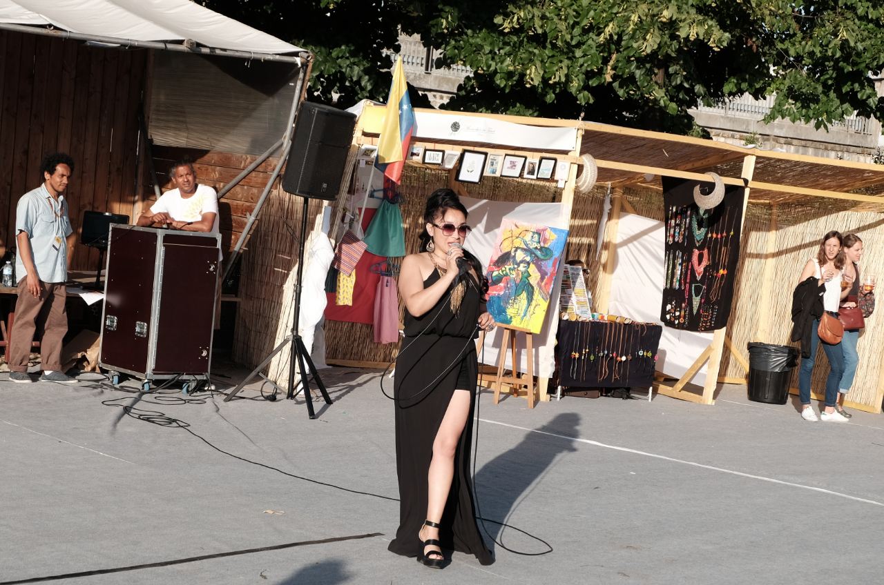 La chanteuse animé le village avant le concert de la Yegros
