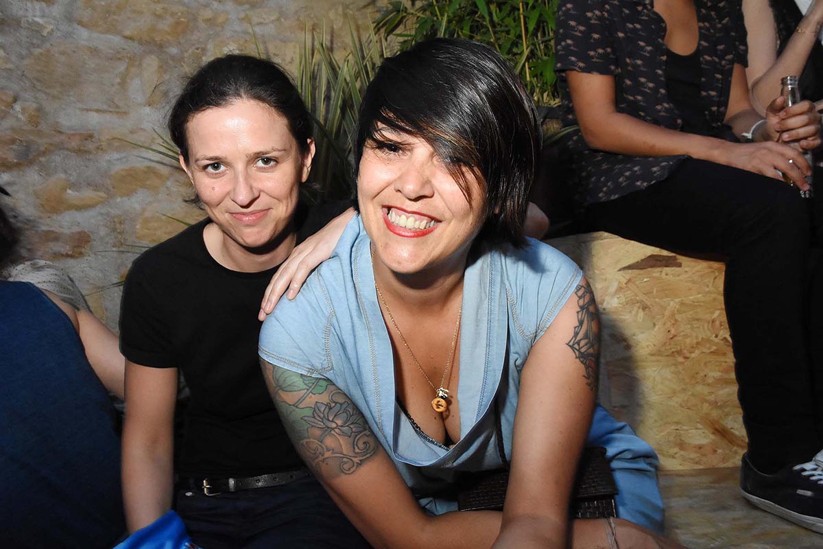 Avec sa copine Maylis Pioux sous la tonnelle de la Cervezeria Emma ne Peel pas ses tatoos au soleil