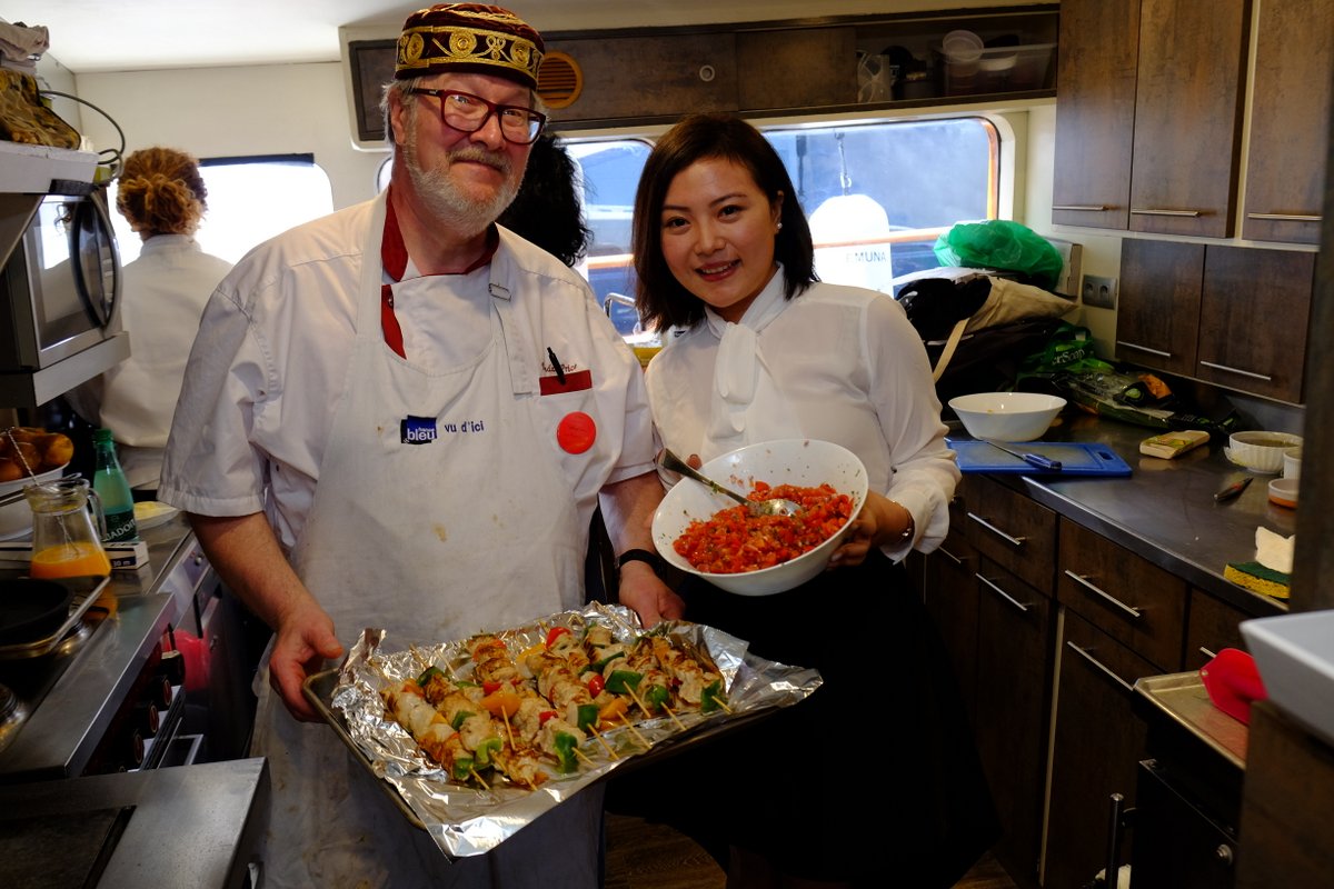 Boya Zhang prend des cours de cuisine avec chef Randall