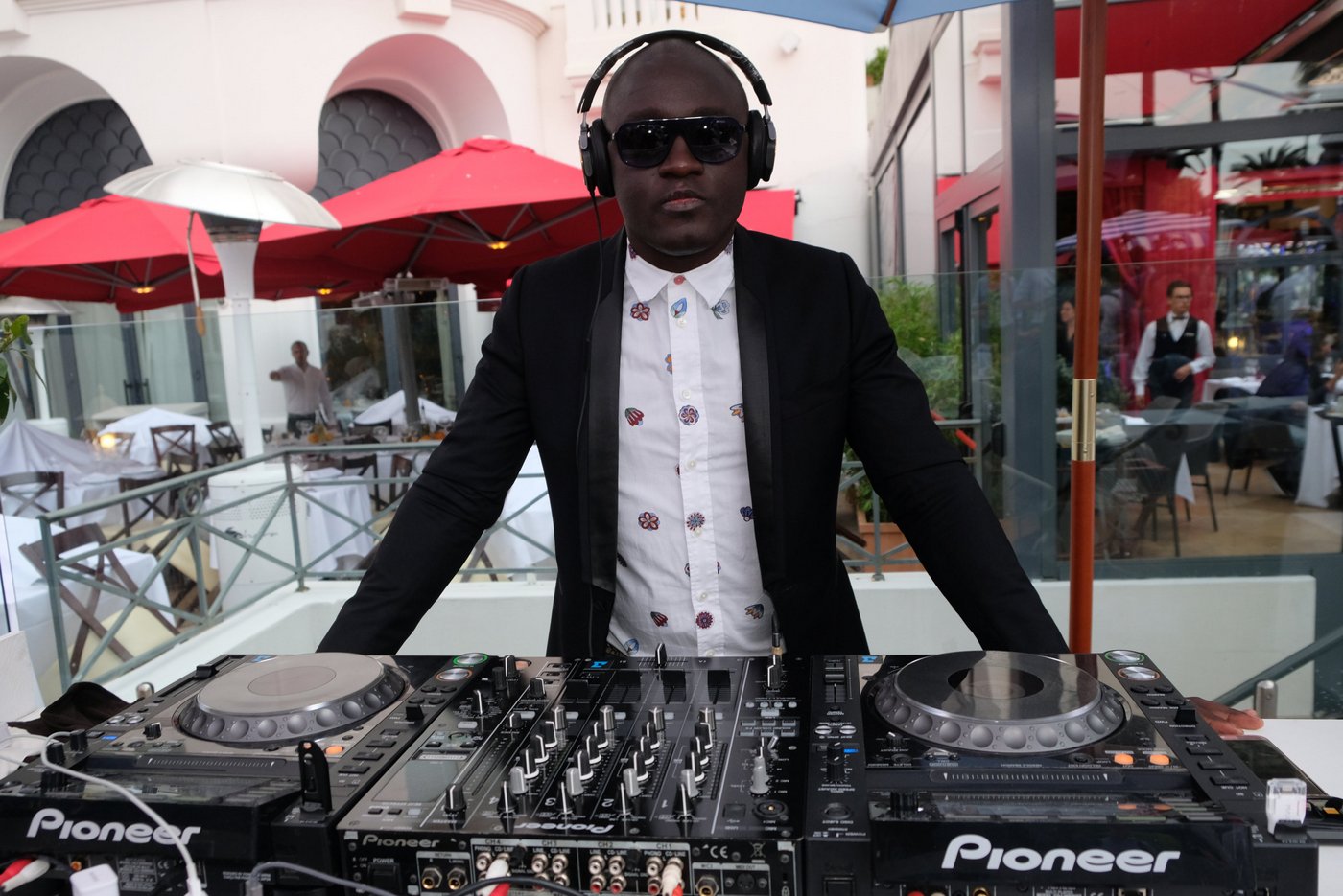 Harvey Ambomo is spinning en total look Paul Smith