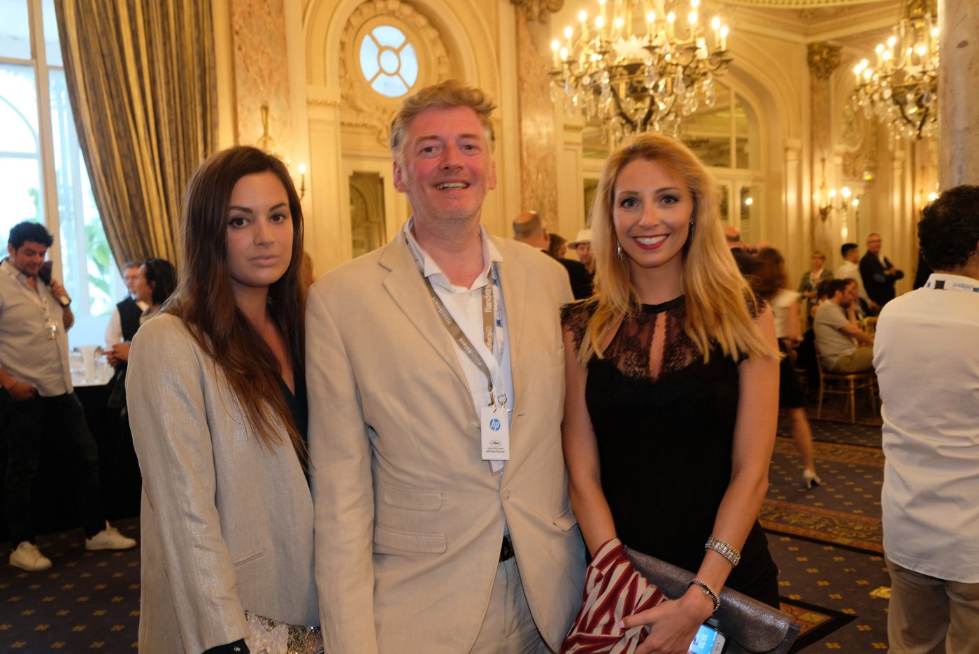 Childeric Muller adjoint au maire chargé de l'attractivité avec ses copines a la soirée Marseille