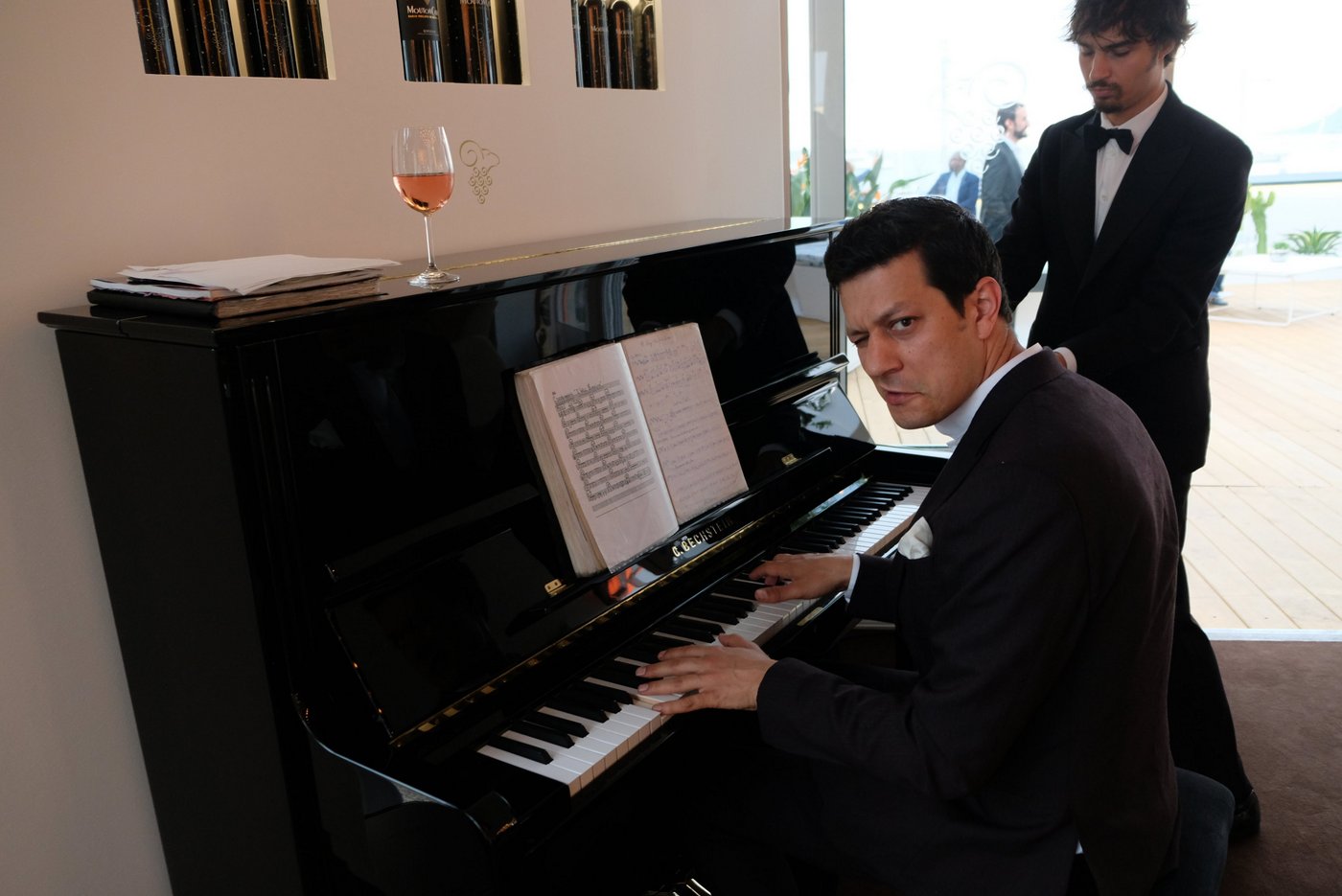 Mathias Mimoun et son piano animent le Mouton Cadet Wine Bar