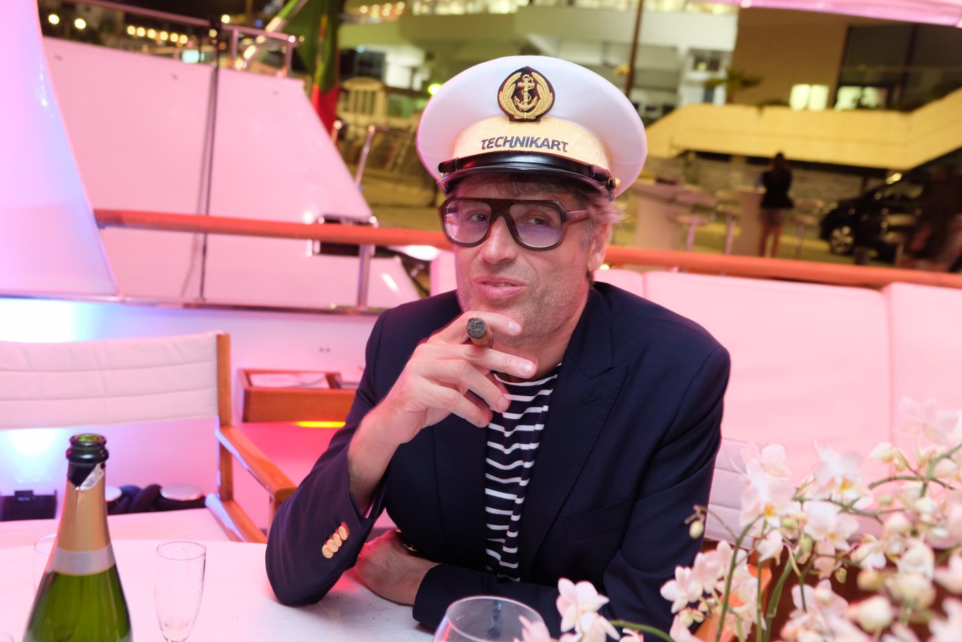 le capitaine de Roquemaurel veille sur la soirée a bord du Techniboat