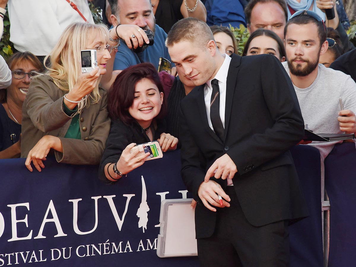 Mate un peu mec J ai meme un selfie avec le sosie de Robert Pattinson