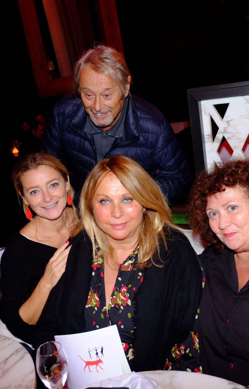 Valerie Payet, Cathy et Josy sous l oeil de monseigneur Bouchitey