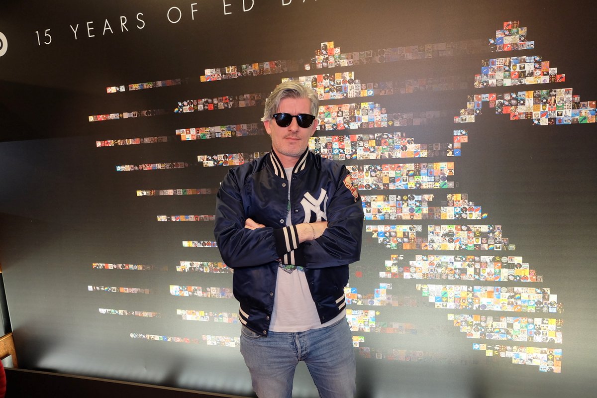 Kavinsky auteur de Drive, adepte des lunettes noires.