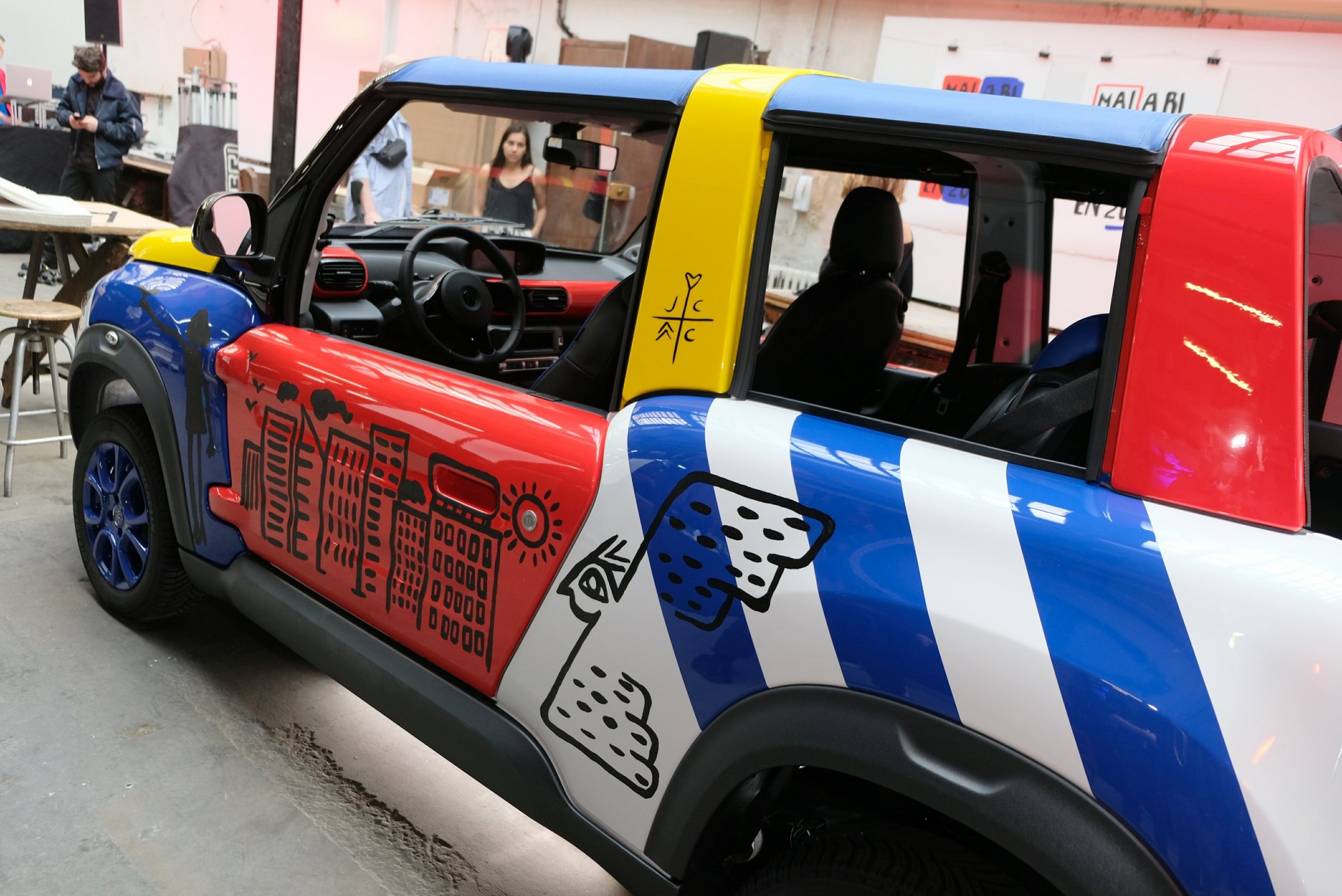 Pour fêter ses 50 ans Méhari se pare d'une robe arty signée Jean Charles de Castelbajac
