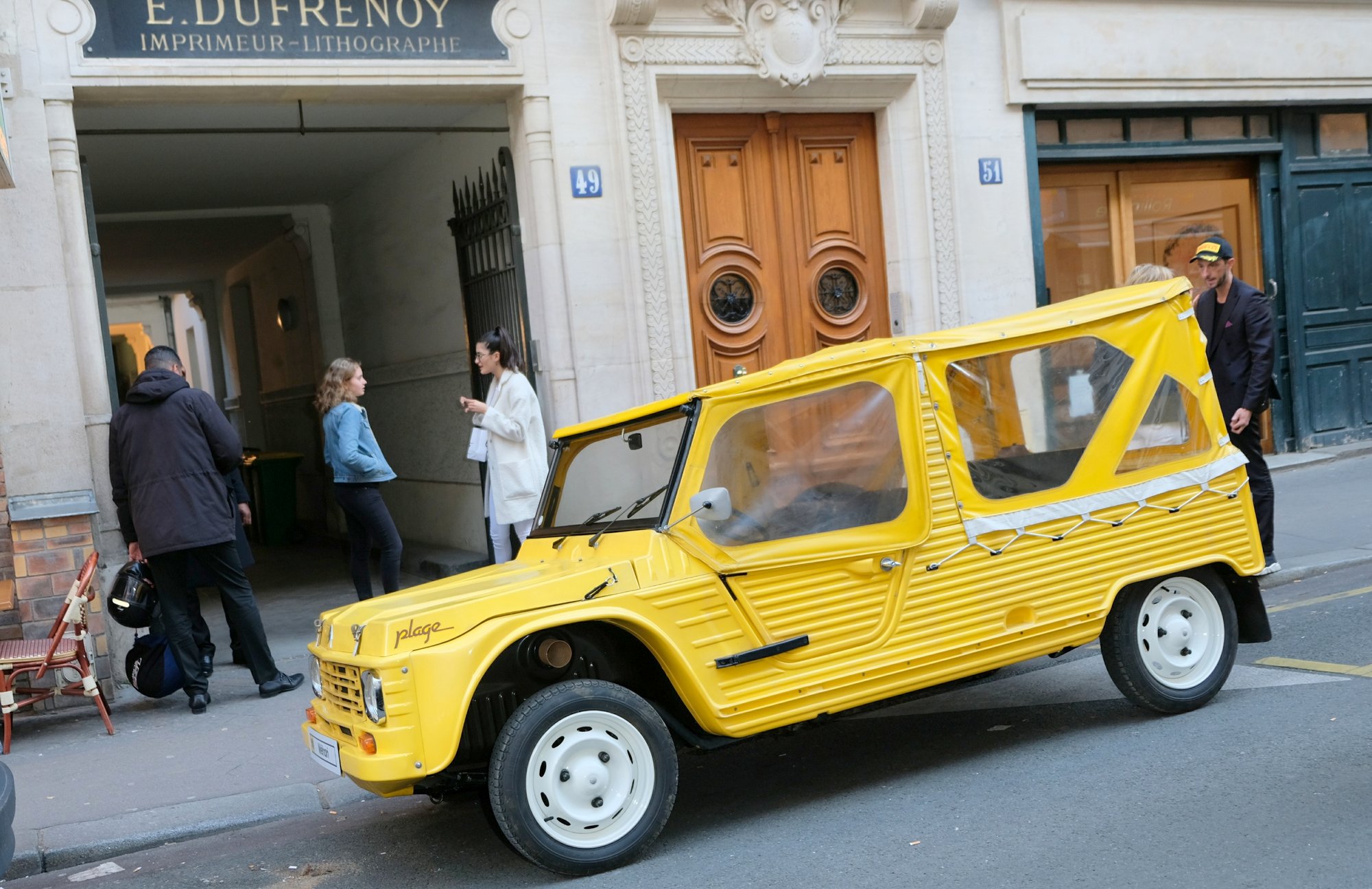 Devant la soirée la Méhari originale chère aux vacanciers, aux aventuriers et aux gendarmes de St Tropez