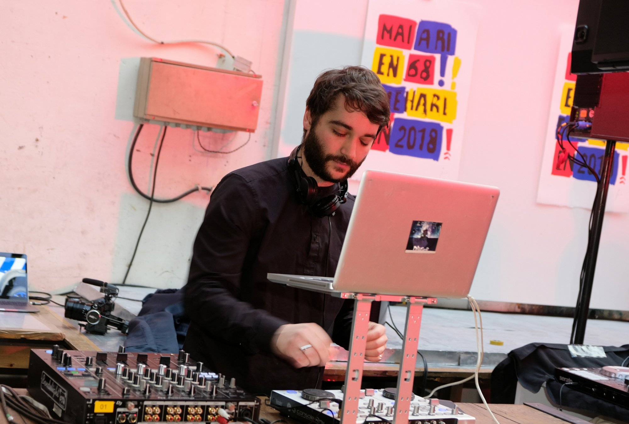 Maxime Passadore aux platines de la soirée joue The Blaze