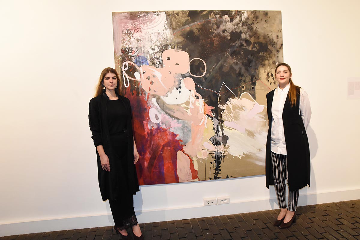Oceane Sailly et Manon Sailly posent avec une oeuvre de Victoria Kosheleva coincee en Russie