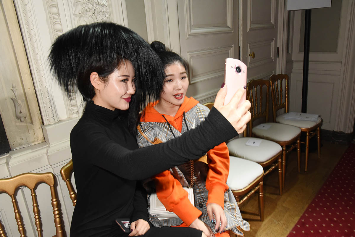 L Actrice chinoise Zuo An Xiao fait des selfies avec une appli super galurin