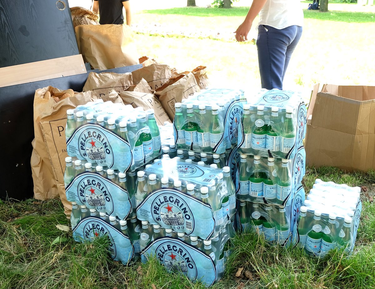 Les fines bulles de San Pellegrino donnent a ce pique nique un gout Dolce Vita