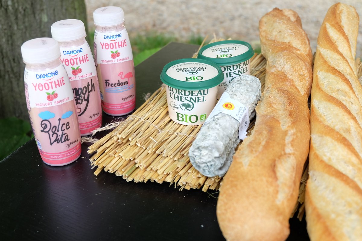 Du yaourt bio, des rillettes bios et du fromage de biquette. Le panier est bien garni!
