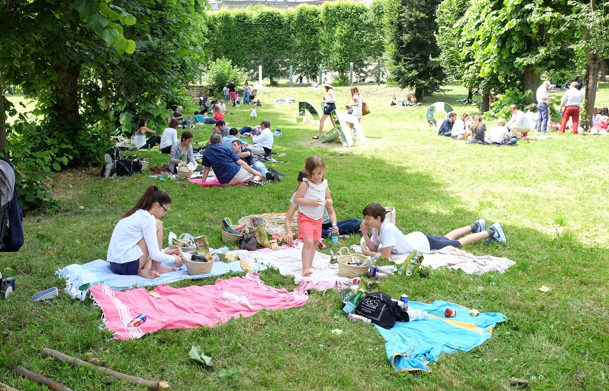 C'est familial et chic une Pique Nique Party d Art OutdoorsExprience by Technikart