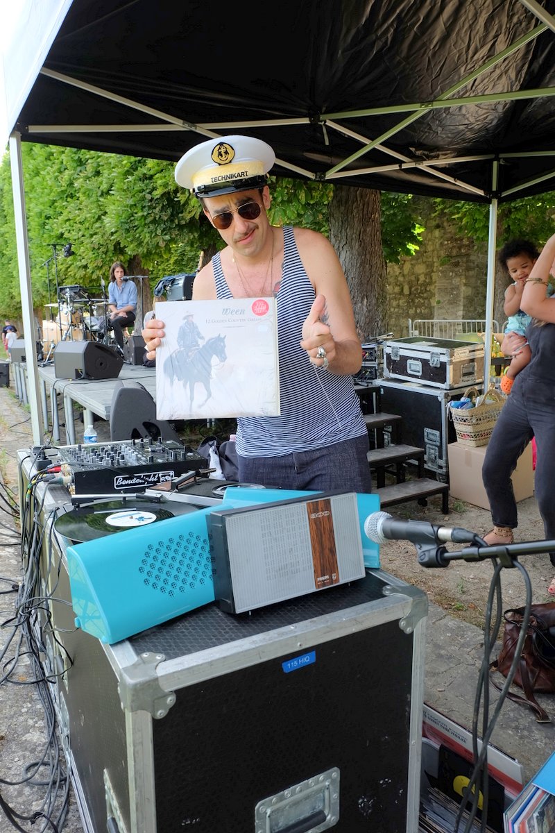 M Ulmann joue des reprises reggae de Bowie sur son tourne disque