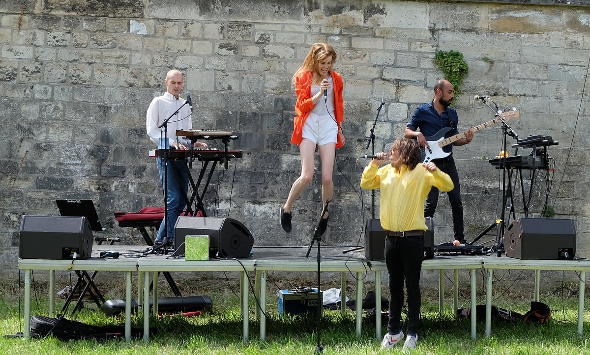 Le groupe Catastrophe, concentré d 'énergie musicale : Jump