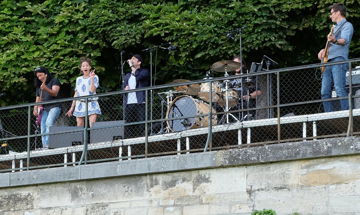 Julie en feat avec ELES
