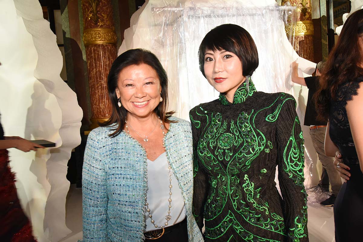 La maire du 8eme Anne D Hauteserre et Mandy Ophelie Zhang deMoment Magazine font de la figuration