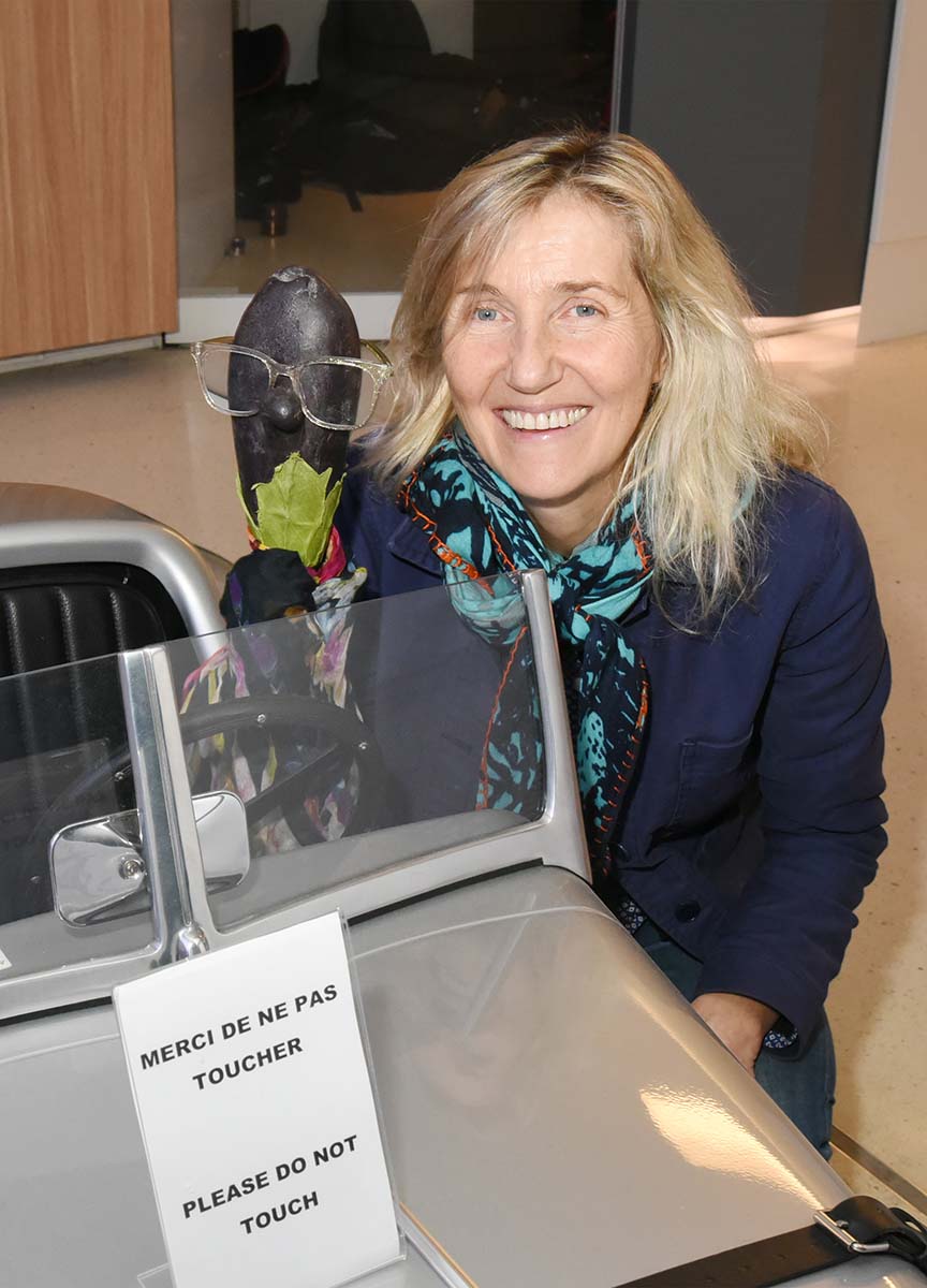Marcelline L Aubergine frime au volant cab BMW car Sylvie Harel N a pas son permis
