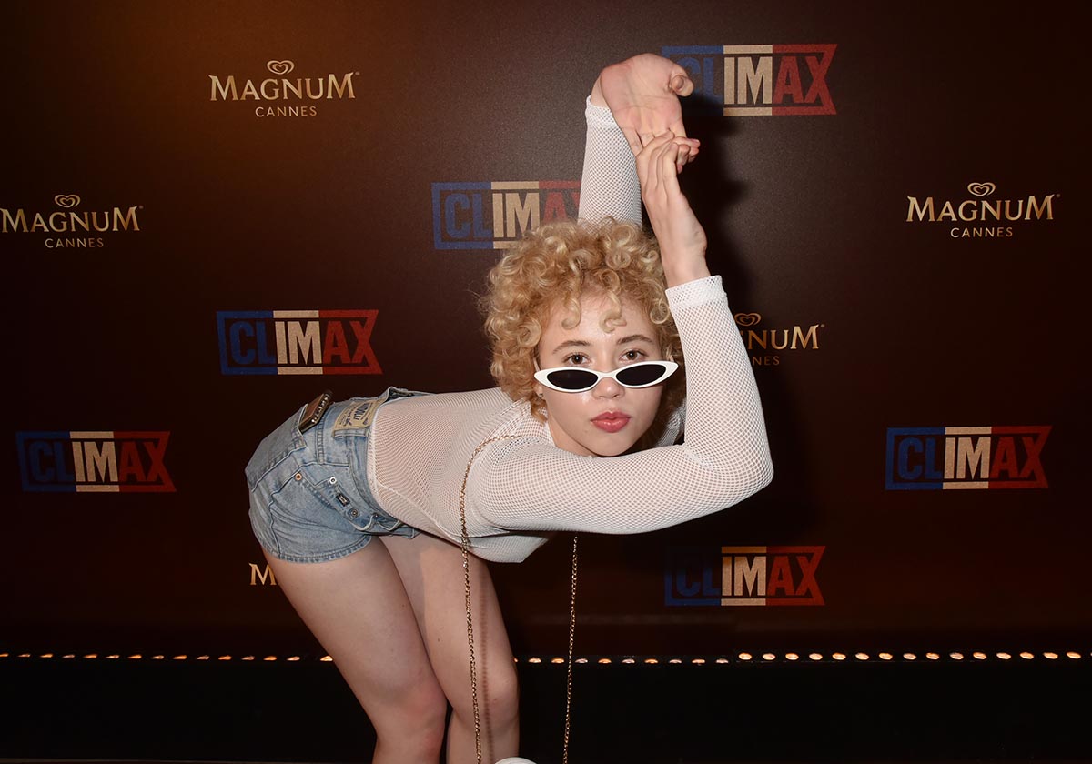 Claire Corbetta est une Doll Qui fait non non non sauf aux Magnum citron
