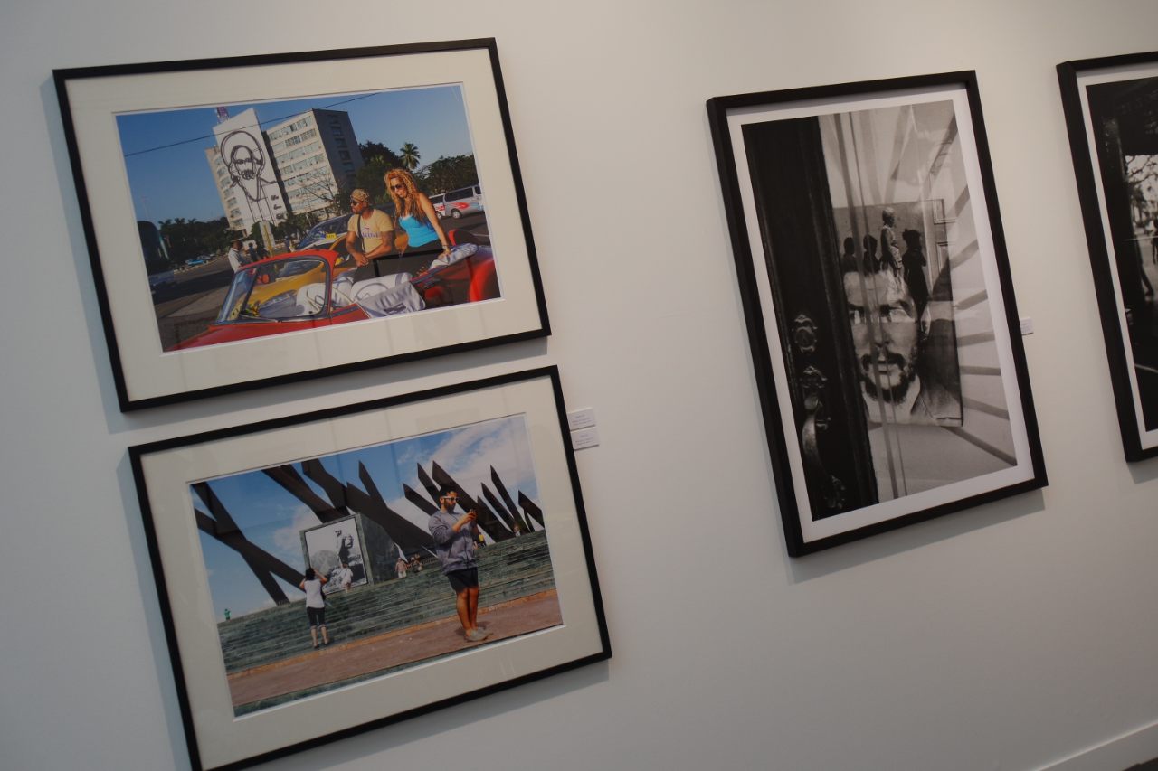 Les images de Martin Parr a Cuba, a droite photo de reflet du Che par Yvon Lambert