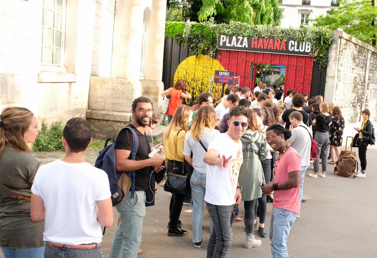 D'ailleurs la queue s'allonge dehors.