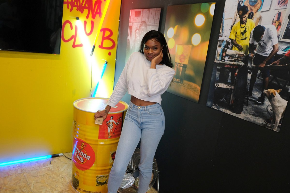 on prend la pose dans l expo photo Cuba Moderna