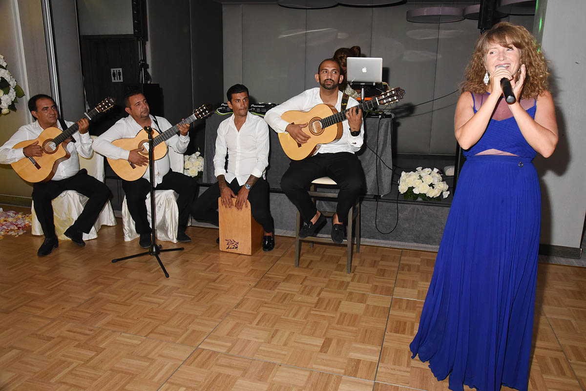 La cantatrice Michela Musco accompagnee par les New Gypsy King