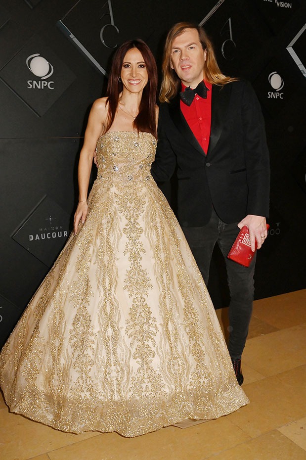 Allez! Devinez qui a habillé Fabienne Carat?