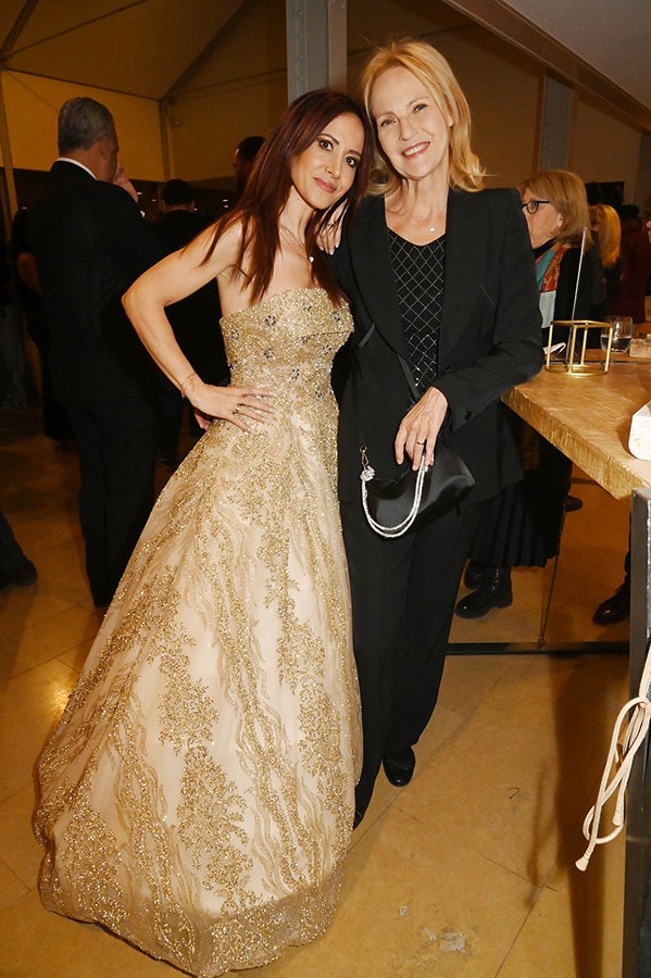 Fabienne Carat et Alexandra Vandernoot vampent près du Champony Bar