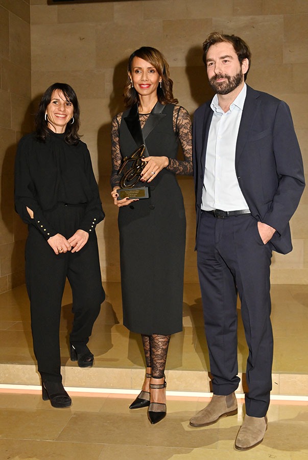 Sonia Rolland en plain-pied entre marraine et parrain