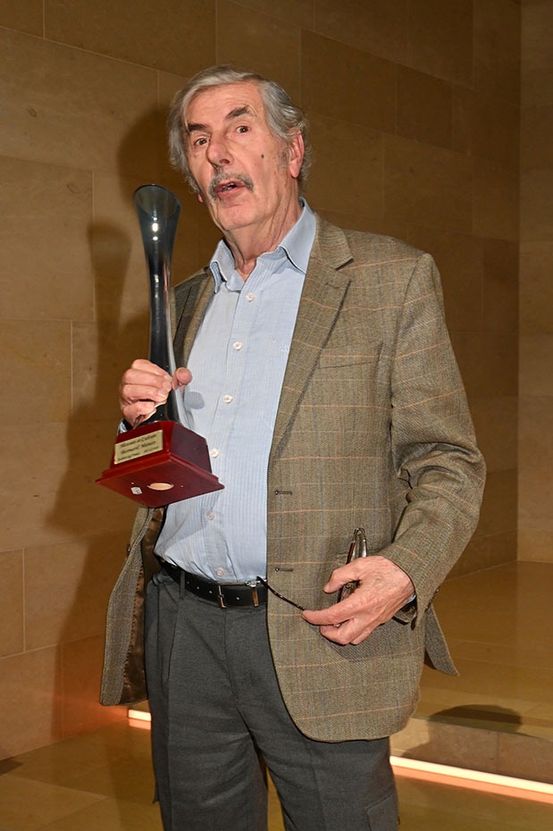 Bernard Menez recoit un prix pour sa carrière: Du Coté d'Orouet, Dracula Père et fils , Le Chaud Lapin en passant par La Nuit Américaine SVP !!