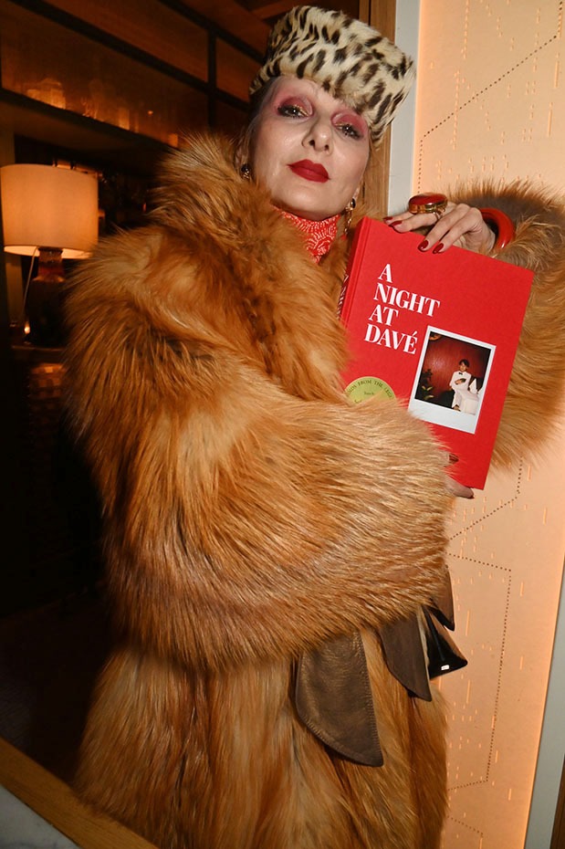 au Vesper Room: Catherine Baba avec sa toque simili panther, sa doudoune simili yellow Yeti et son Davé original !!