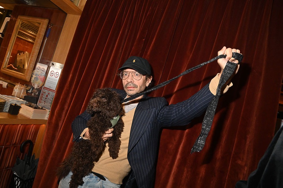 Au Vesper Room Olivier Zahm tient son hot dog de Topo Chico en courte laisse !