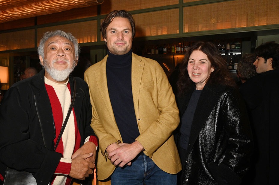 Au Vesper Room Le PDG de Fitz Group Guillaume Benard sandwiche entre Davé et Vanessa Bellugeon de l'Officiel !