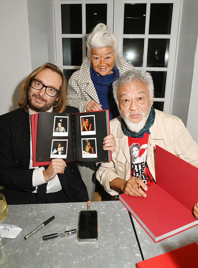 Au Dover Street Market : Charles Morin, Junko Shimada et Davé dit Taicheung Davé, posent avec le beau book bun à saveur polaroids vintage avec de craquants beautiful pipoles bien flambés à la tsing tao et au Mei kuai lou !