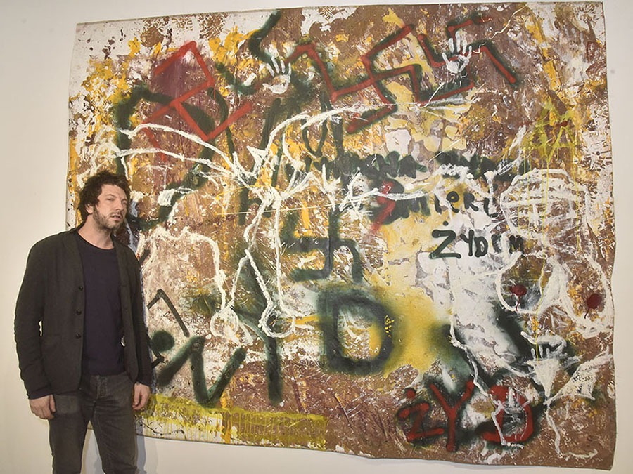 Le peintre Orsten Groom pose avec son travail plein de creepy tags durant Aérosolthérapie