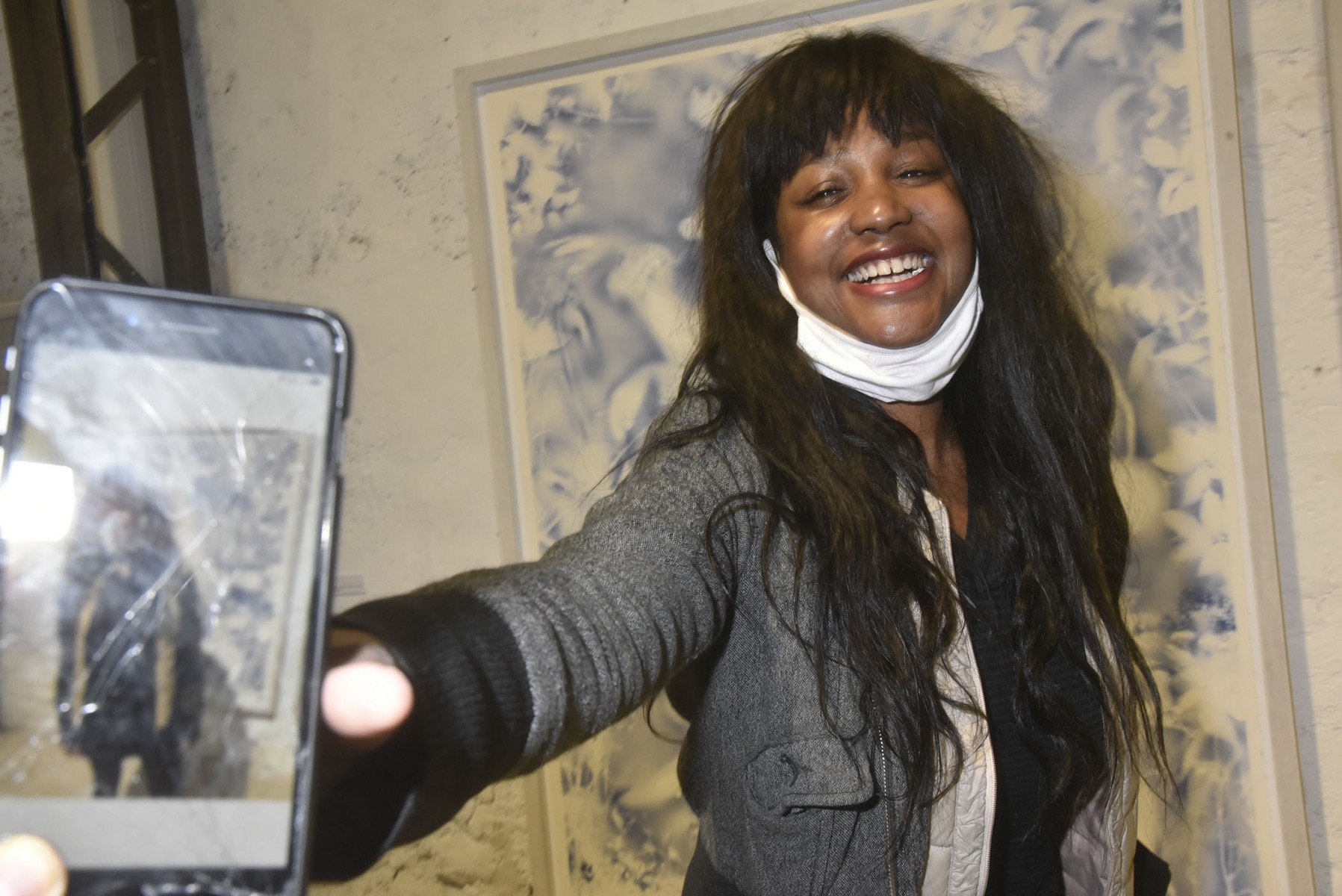 La real de doc/comédienne Aicha Ouattara tapisse la galerie avec son autopotrait