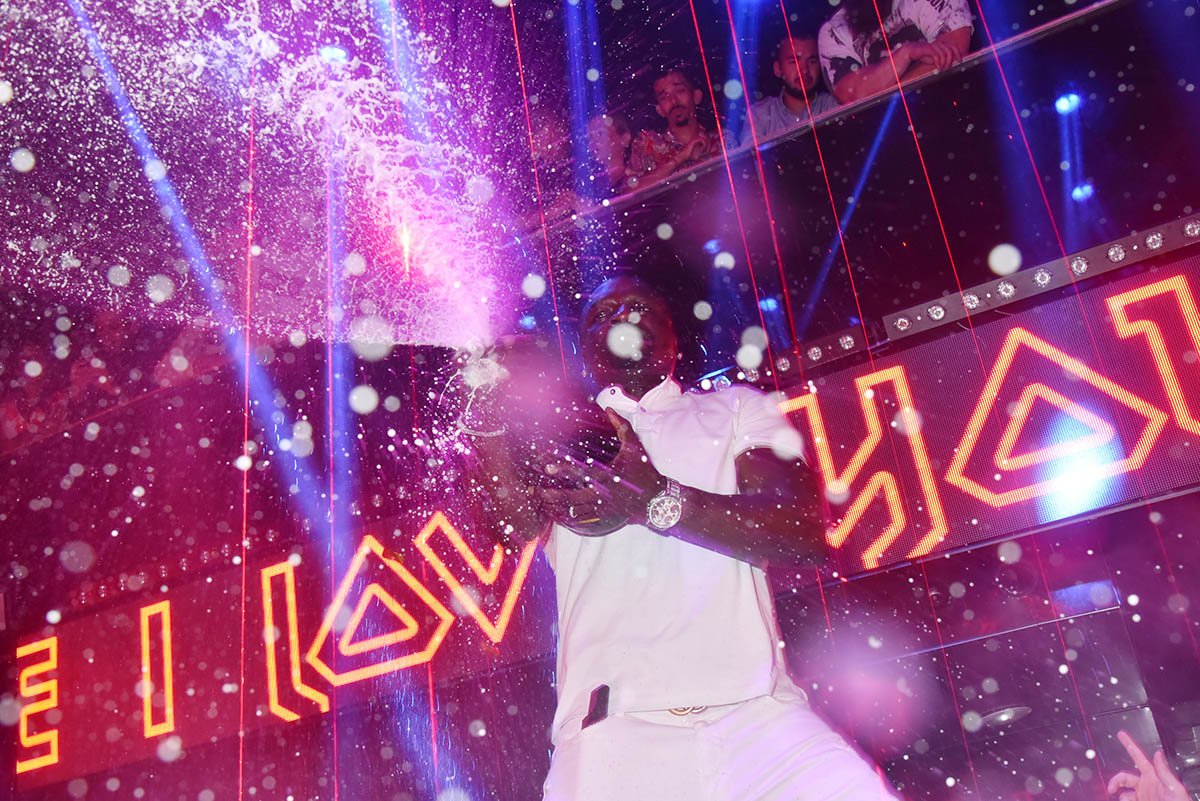 Akon nous interprete L Hymne A la Joie