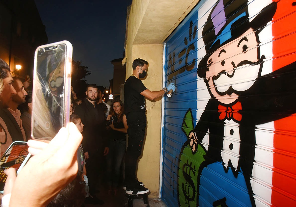 Les caméras du monde entier  couvrent la vandalisation d’une porte de garage à St Tropez par un casseur en marge d’une manifestation artistique