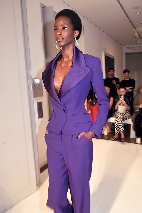 un model violette habillée par Alexis Mabille
