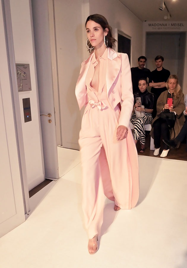 un model en mode pink panther habillée par Alexis Mabille