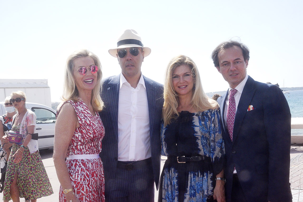 Lorenzo Quinn sur La croisette avec sa Giovanna et ses curators Laura Restelli et Stephane Ruffier Meray