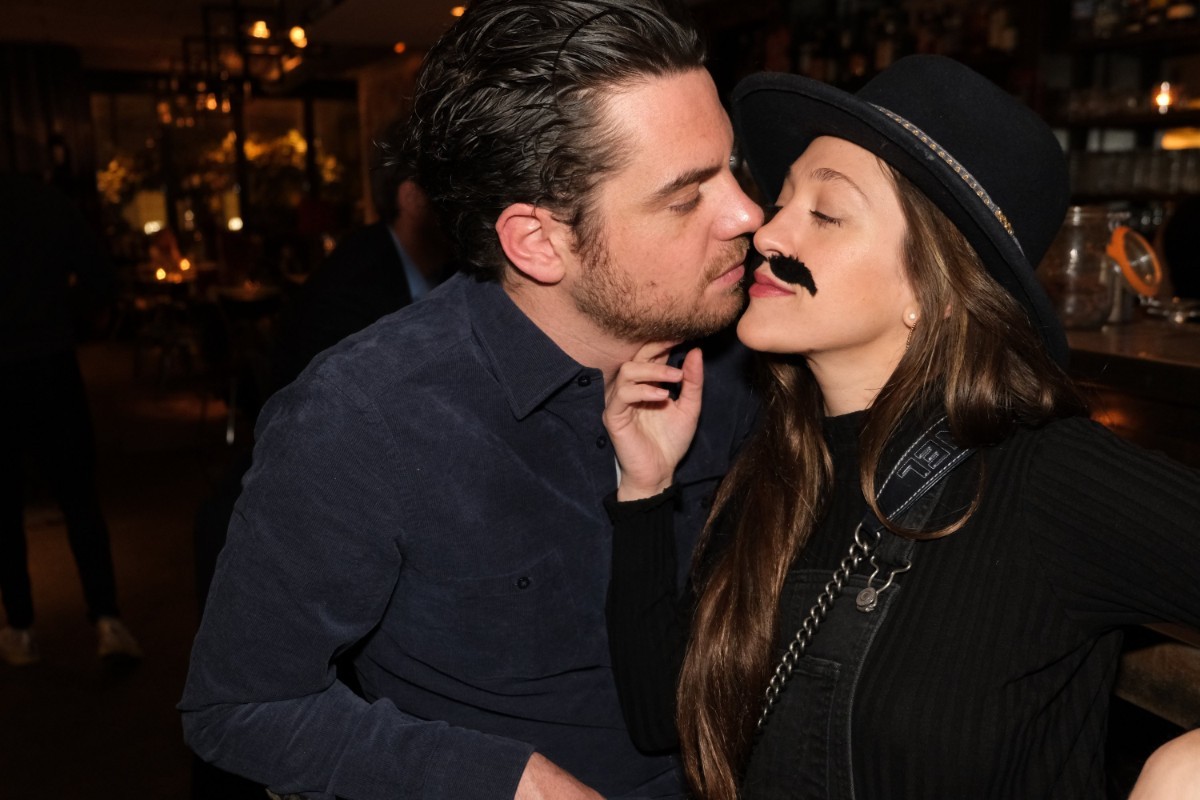 Julie , sa moustache et son chéri.