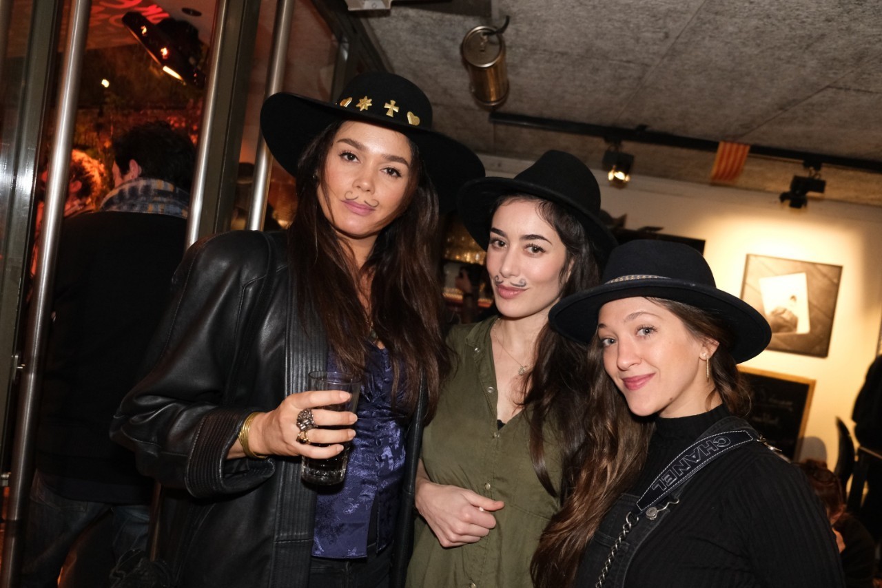 Trio de jolies parisiennes a l'apéro Catalan: Lola Dewaere, Fanny Valette et Julie Peugeot.