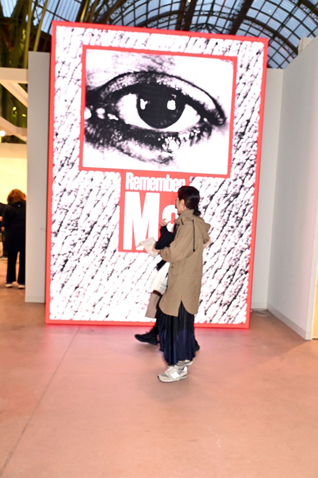 "Big Brother is watching You" traduction de "En automne les murs ont des sonotones"