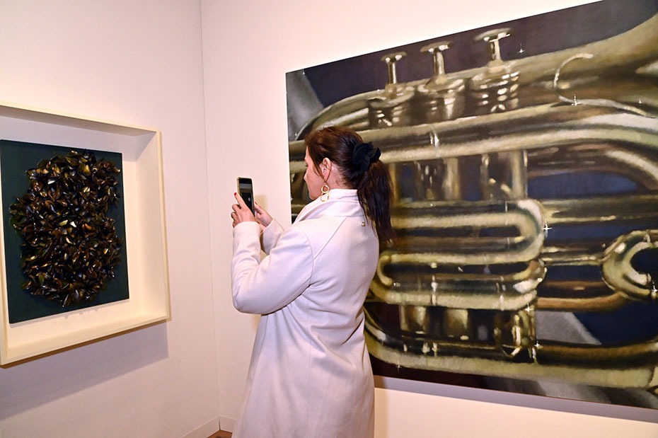 Elle chope la stereo sur son portable