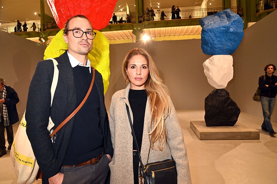 Patrik Gunnteg et Micaela Neveu d' "Art Mouvance" posent avec Les rocs and roll ripolin&s par Rondinone