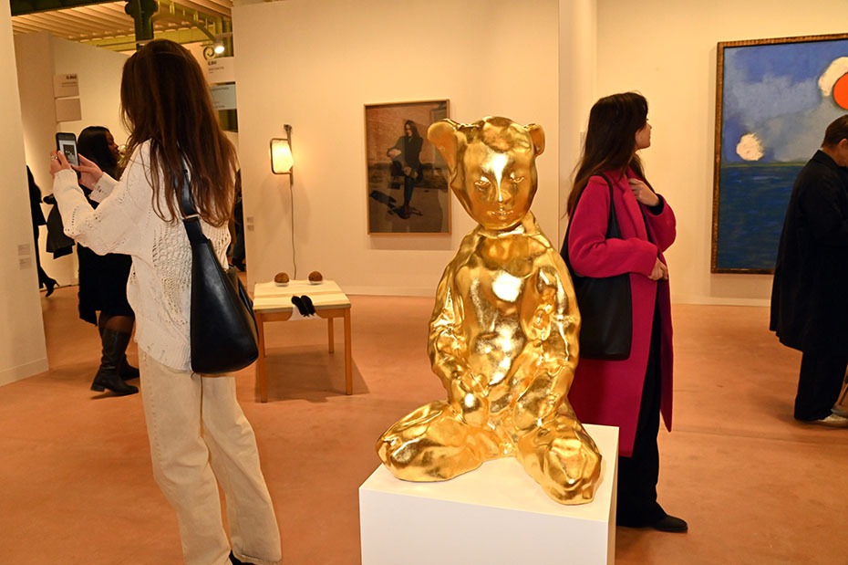 atmosphere avec une statue du foetus de veau d'or