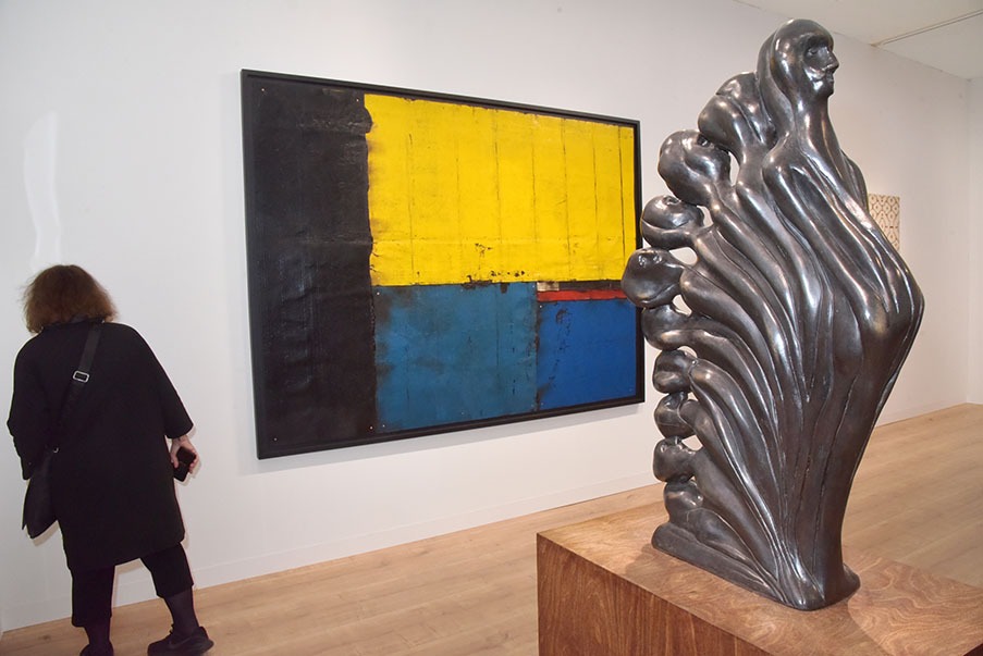 Theaster Gates (peinture) et Enrico David pour l'aile en bronze